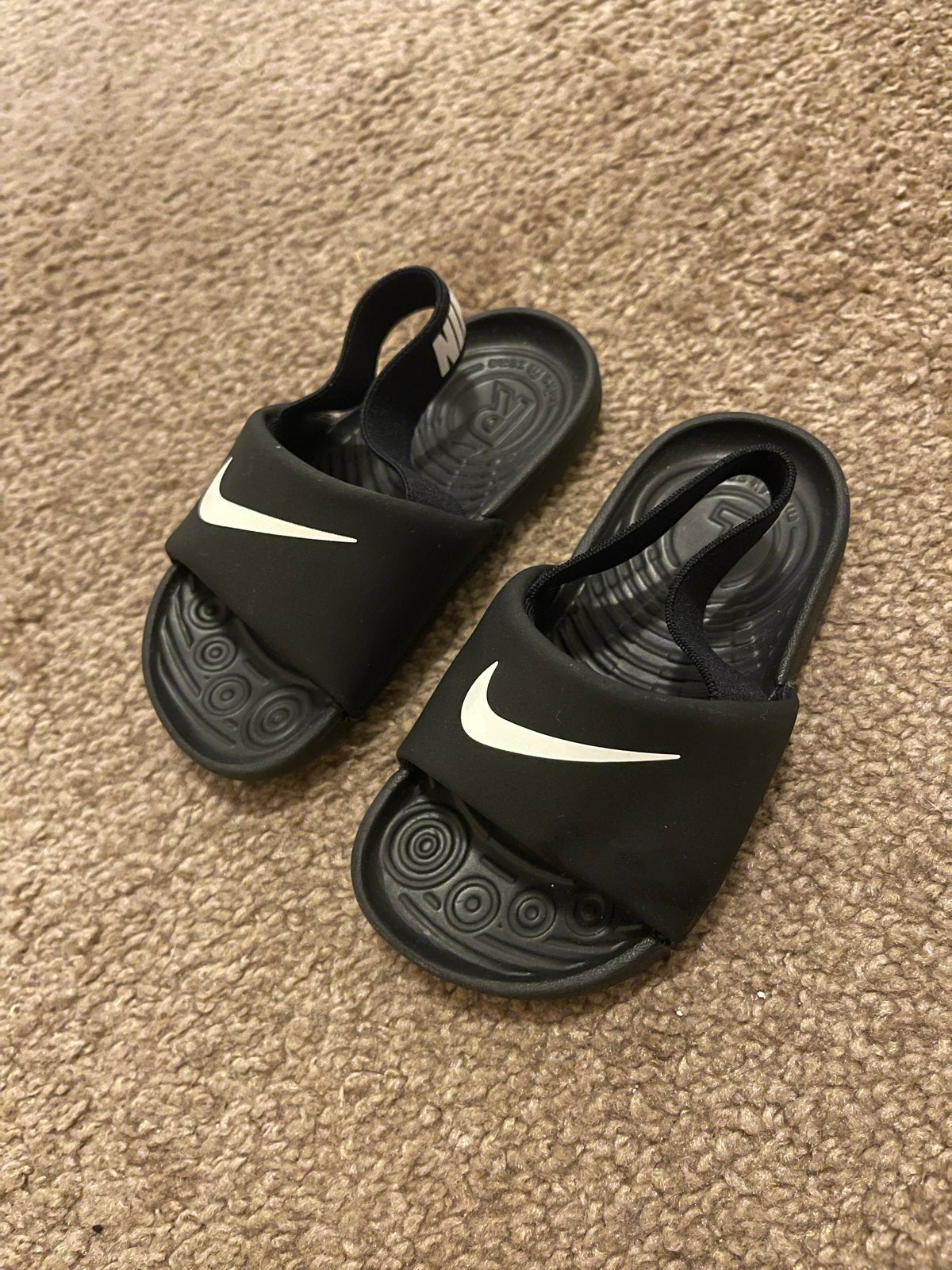 Nike slippers voor kinderen - Zwart met wit logo, Jongen of Meisje, Schoenen, Ophalen of Verzenden, Zo goed als nieuw