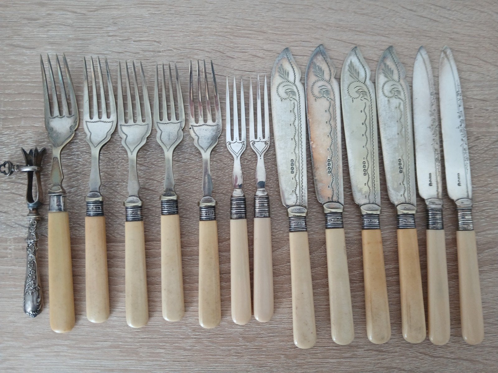 Verzilverd bestek met zilveren kraagjes, Antiek en Kunst, Ophalen of Verzenden