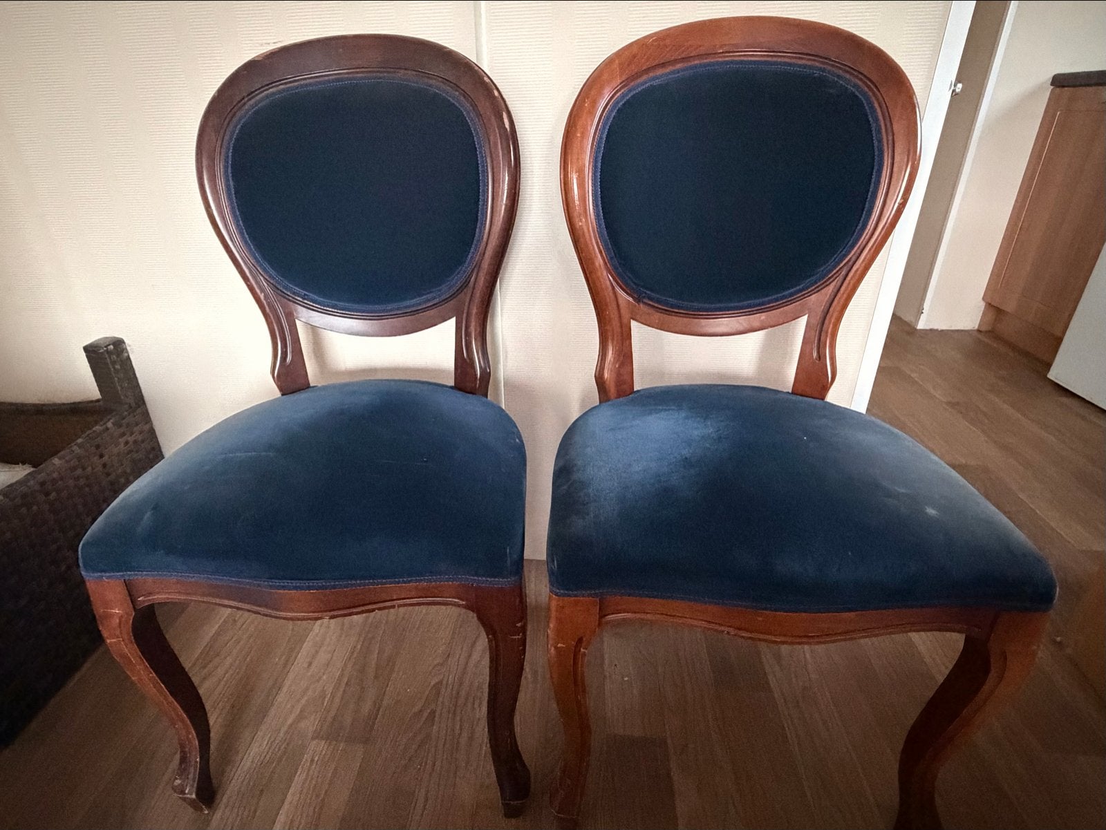 2 Medaillon stoelen met blauw velours bekleding, Ophalen