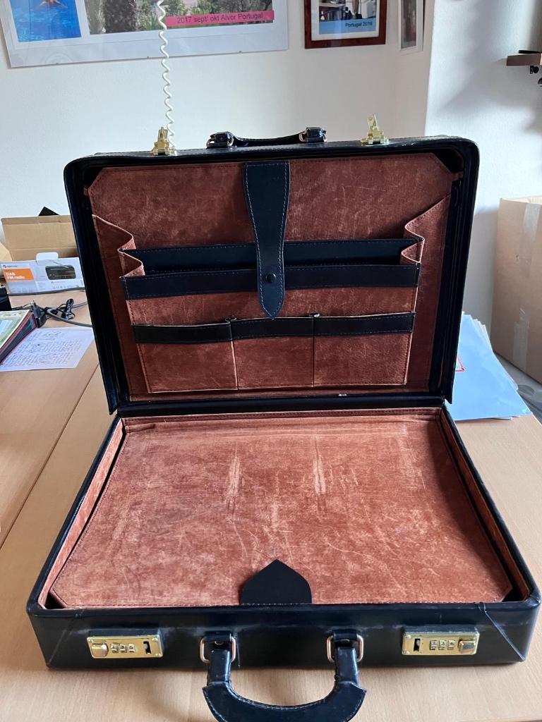 Leren koffertas met cijferslot, Ophalen, Slot, Zo goed als nieuw, Minder dan 35 cm