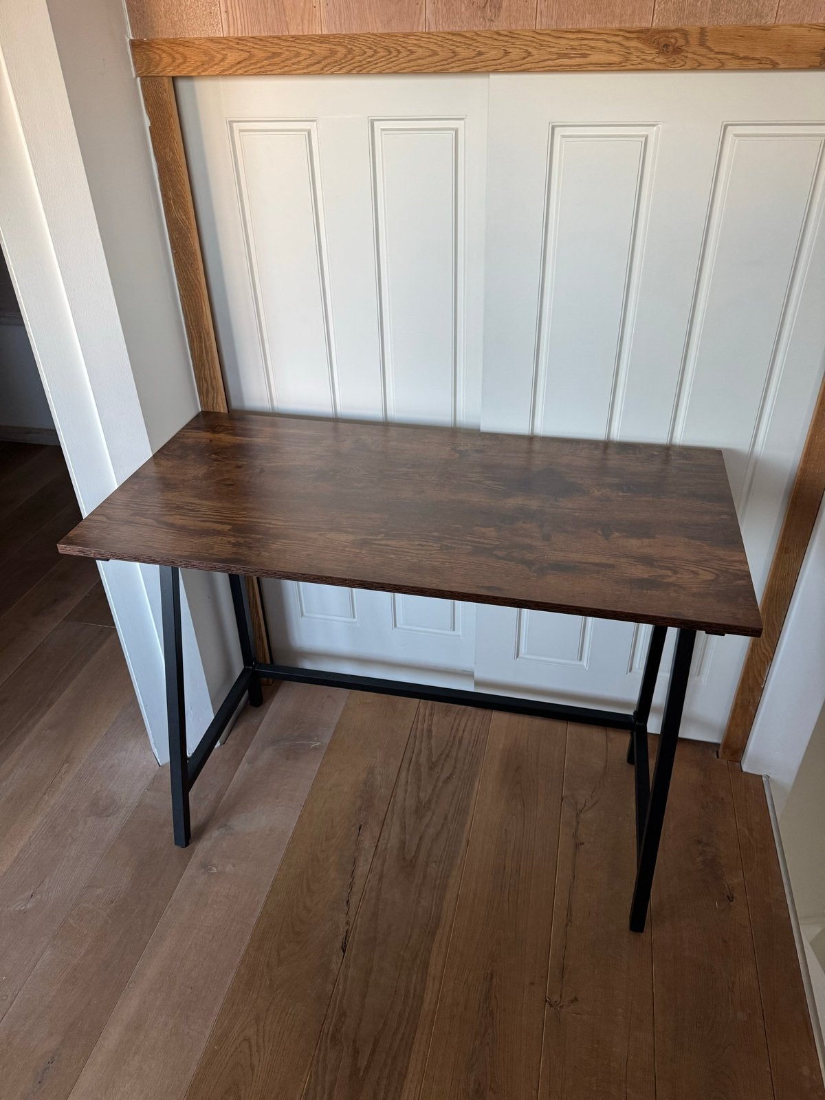 Modern bureau met houtlook blad en metalen onderstel, Ophalen, Hout, 50 cm, Industrieel