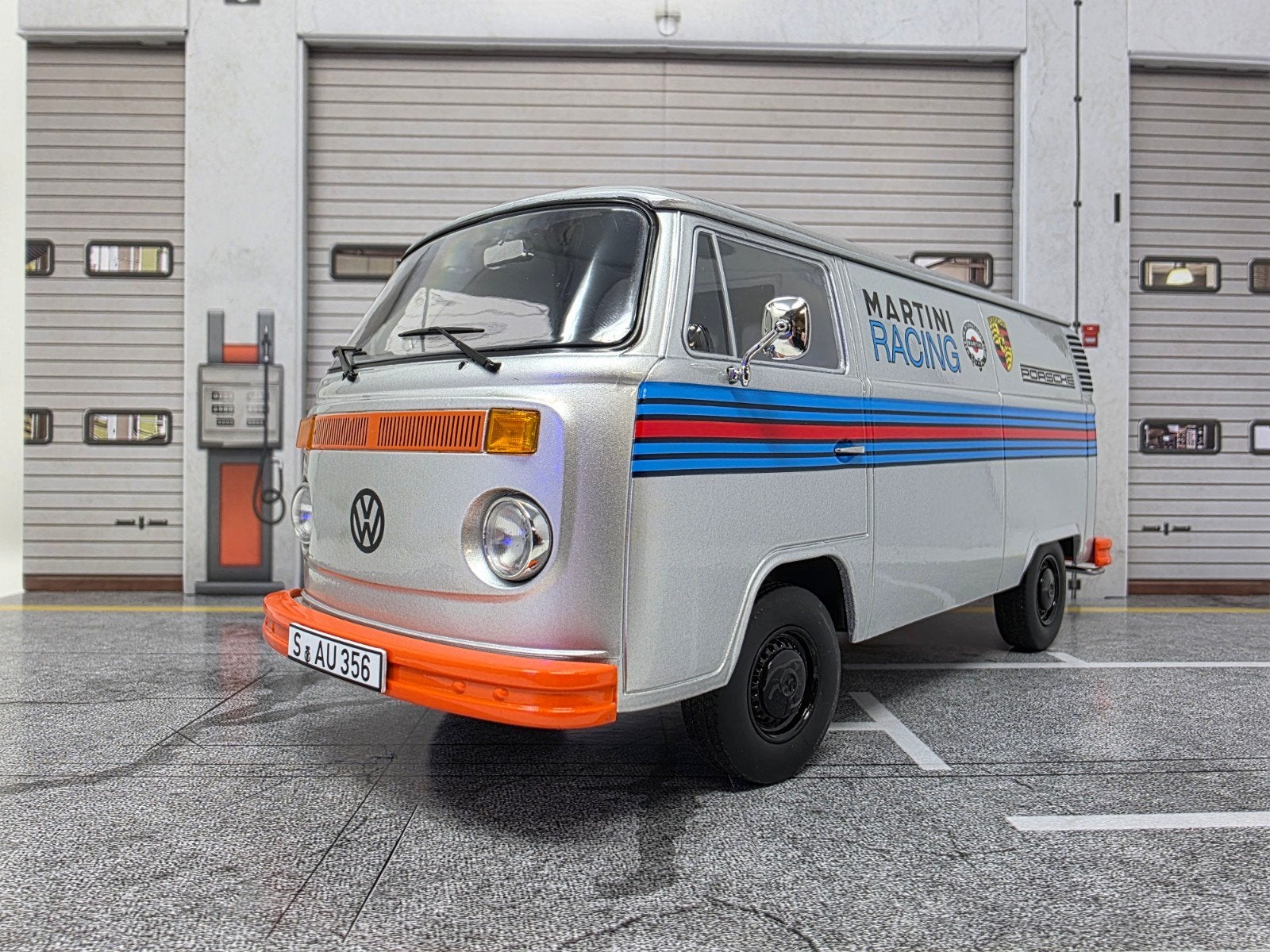Vw T2B Transporter 1:18 in OVP Porsche Martini Racing, Ophalen of Verzenden