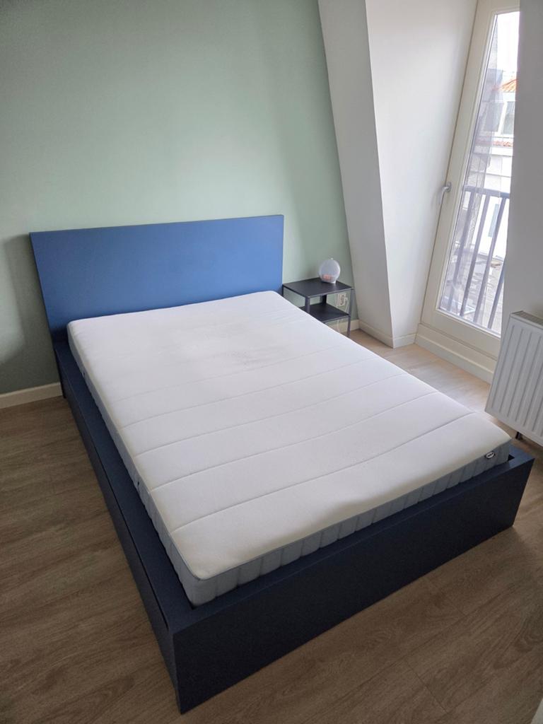 IKEA Bed en Matras (1 jaar oud, zeer goede staat), Ophalen, Blauw, Tweepersoons, 140 cm