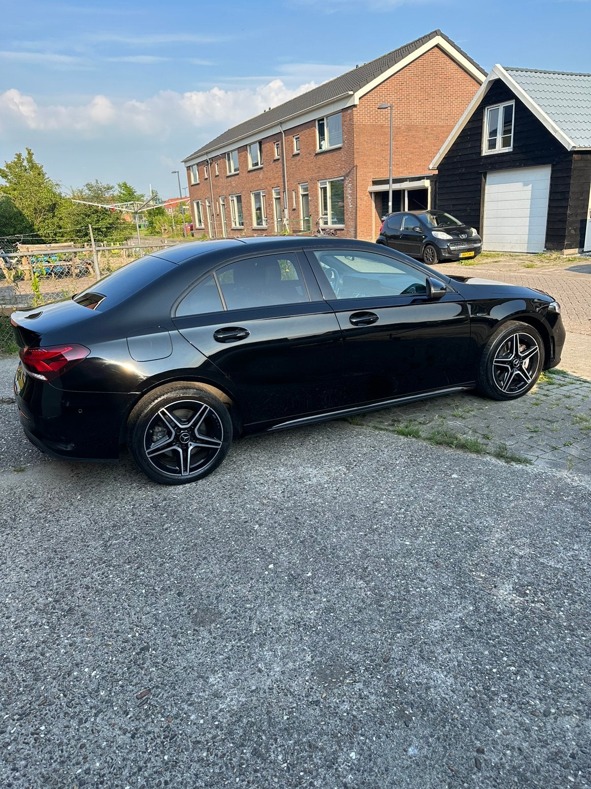 Foto 4 van Mercedes-Benz A-Klasse A 250 e 218pk 8G-DCT 2020 Zwart