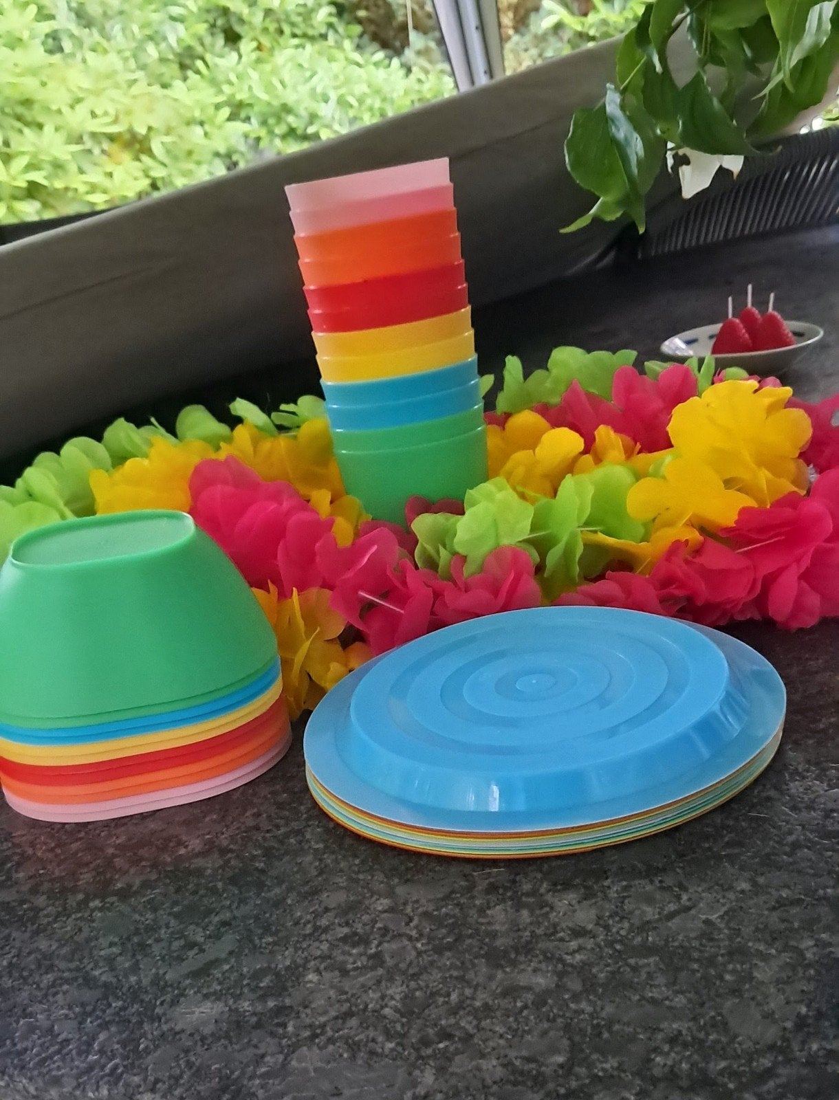 Kleurrijk Feestservies en Hawaii Slingers, Ophalen of Verzenden, Gebruikt, Feestartikel, Verjaardag