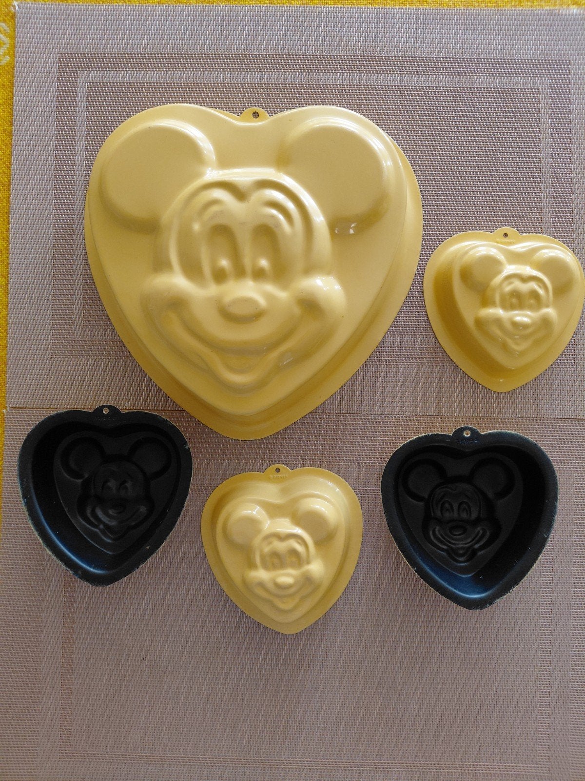 1 grote en 4 kleine bakblikken. Mickey Mouse. Disney, Ophalen of Verzenden, Zo goed als nieuw, Taarten, Versiering
