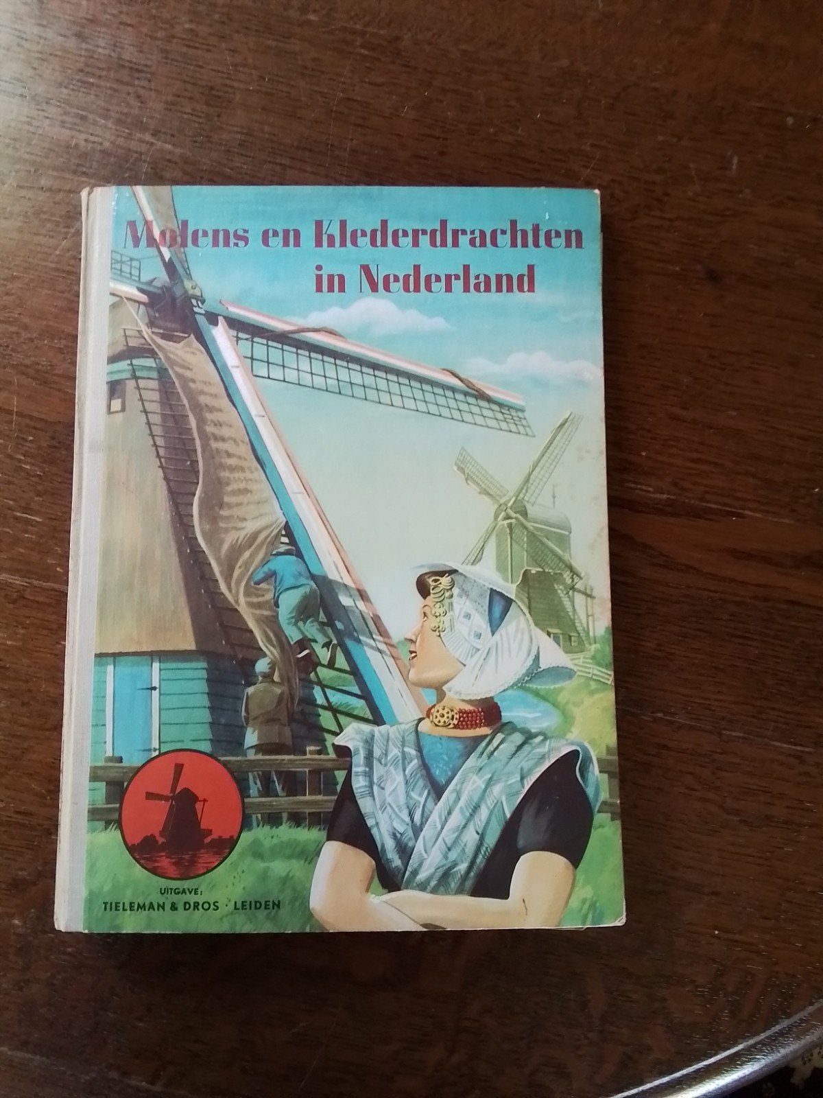 Molens en klederdrachten in Nederland. Uitgegeven in 1949., Boeken, Ophalen of Verzenden, Gelezen