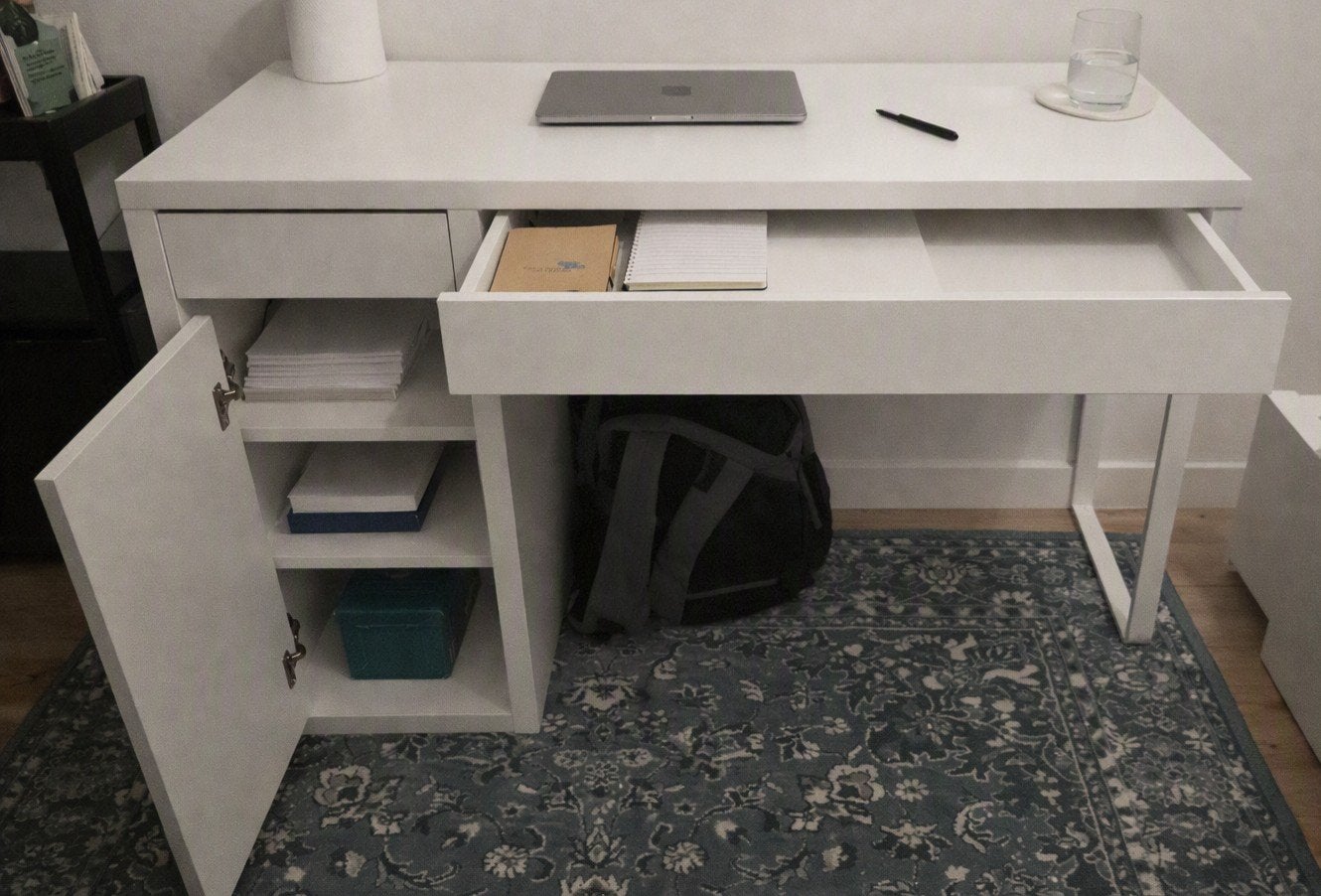 White Ikea desk/witte ikea bureau, Huis en Inrichting, Ophalen