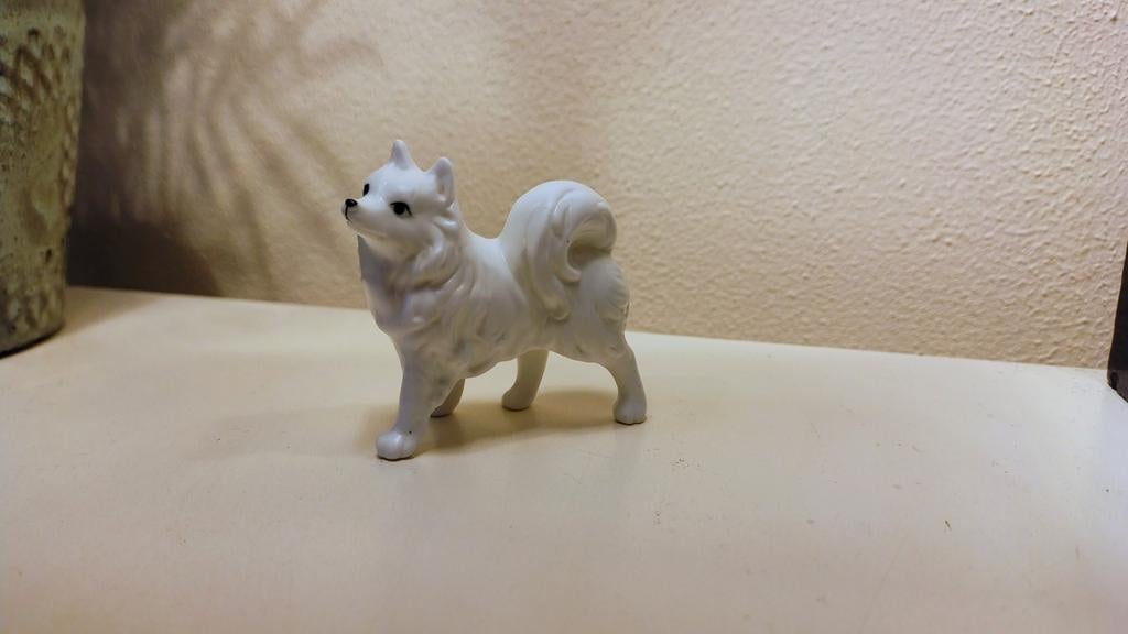 Mooi vintage beeldje Pomeranian, Samoyed miniatuur hondje, Ophalen of Verzenden, Zo goed als nieuw, Dier