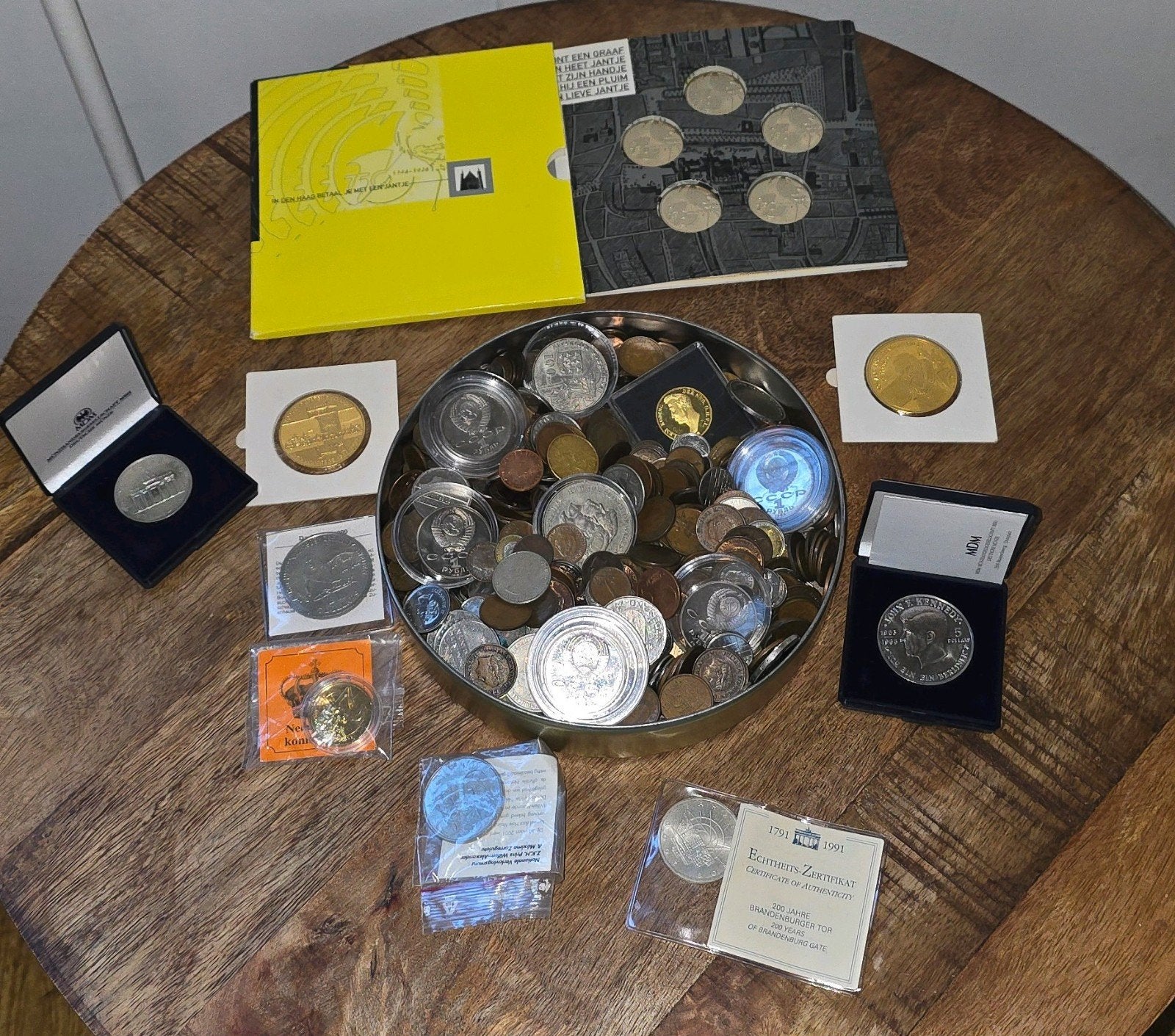 blik met munten en mappen, Postzegels en Munten, Verzenden, Buitenland, Munten