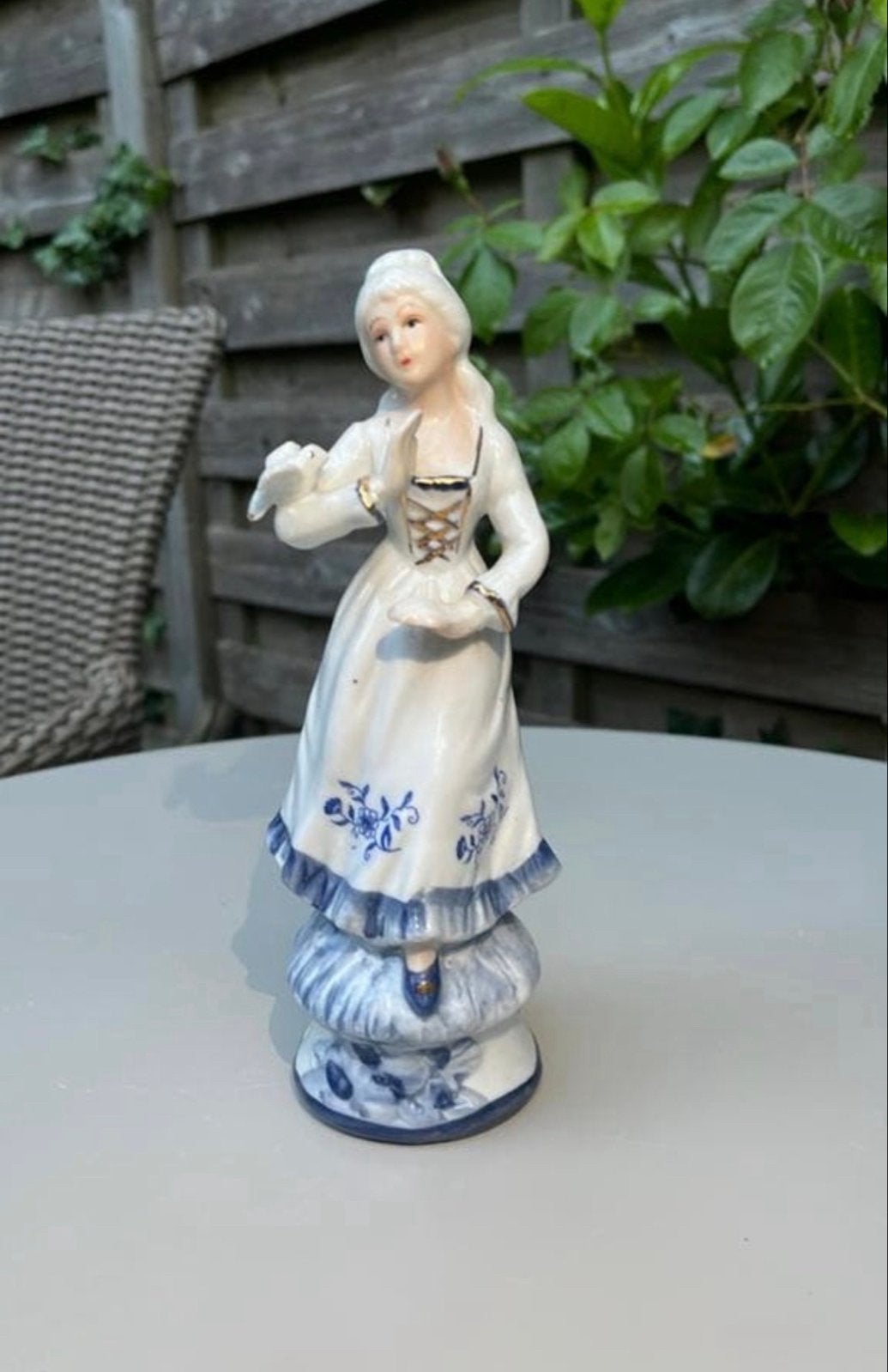 Antiek Porseleinen Beeldje: Dame met Duif, Blauw/Wit, Ophalen of Verzenden