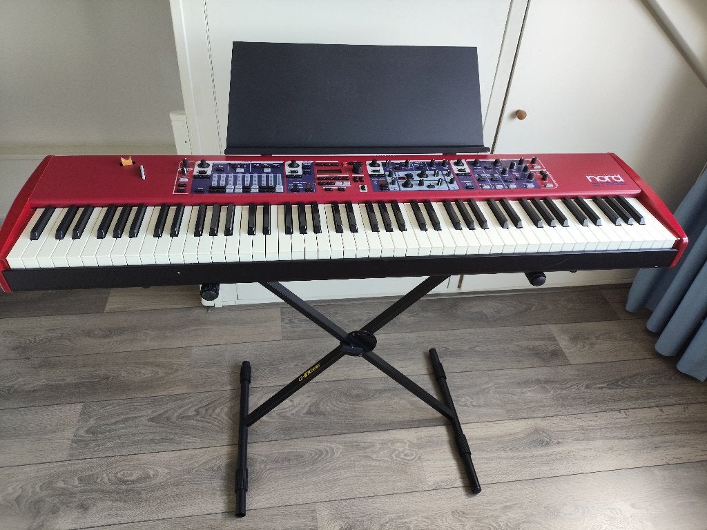 Nord Stage 88 Rev. B – 88 toetsen met lessenaar en pedalen