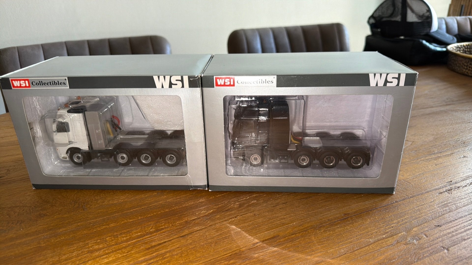 2 x Wsi Volvo zwaar transport trekkers, Hobby en Vrije tijd, Modelauto's | 1:50, Ophalen of Verzenden, Zo goed als nieuw, Bus of Vrachtwagen