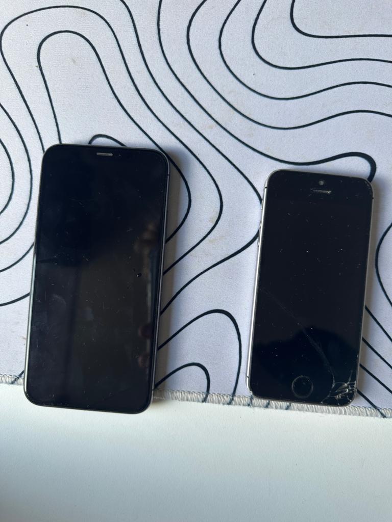 iPhone XS 256GB (74% batterij) & iPhone SE 16GB (87% batteri, Zwart, IPhone XS, Zo goed als nieuw, Zonder simlock