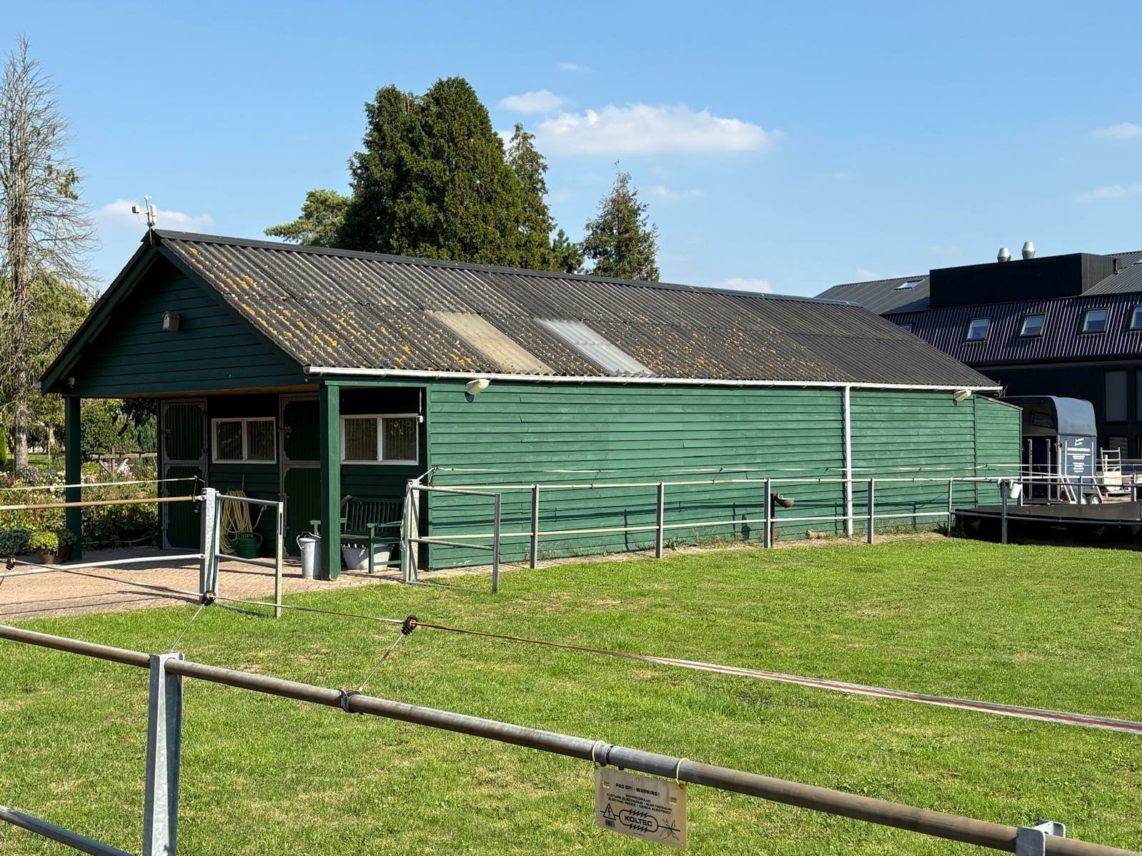Mooie gebruikte paardenstal TE KOOP (ASCOT)