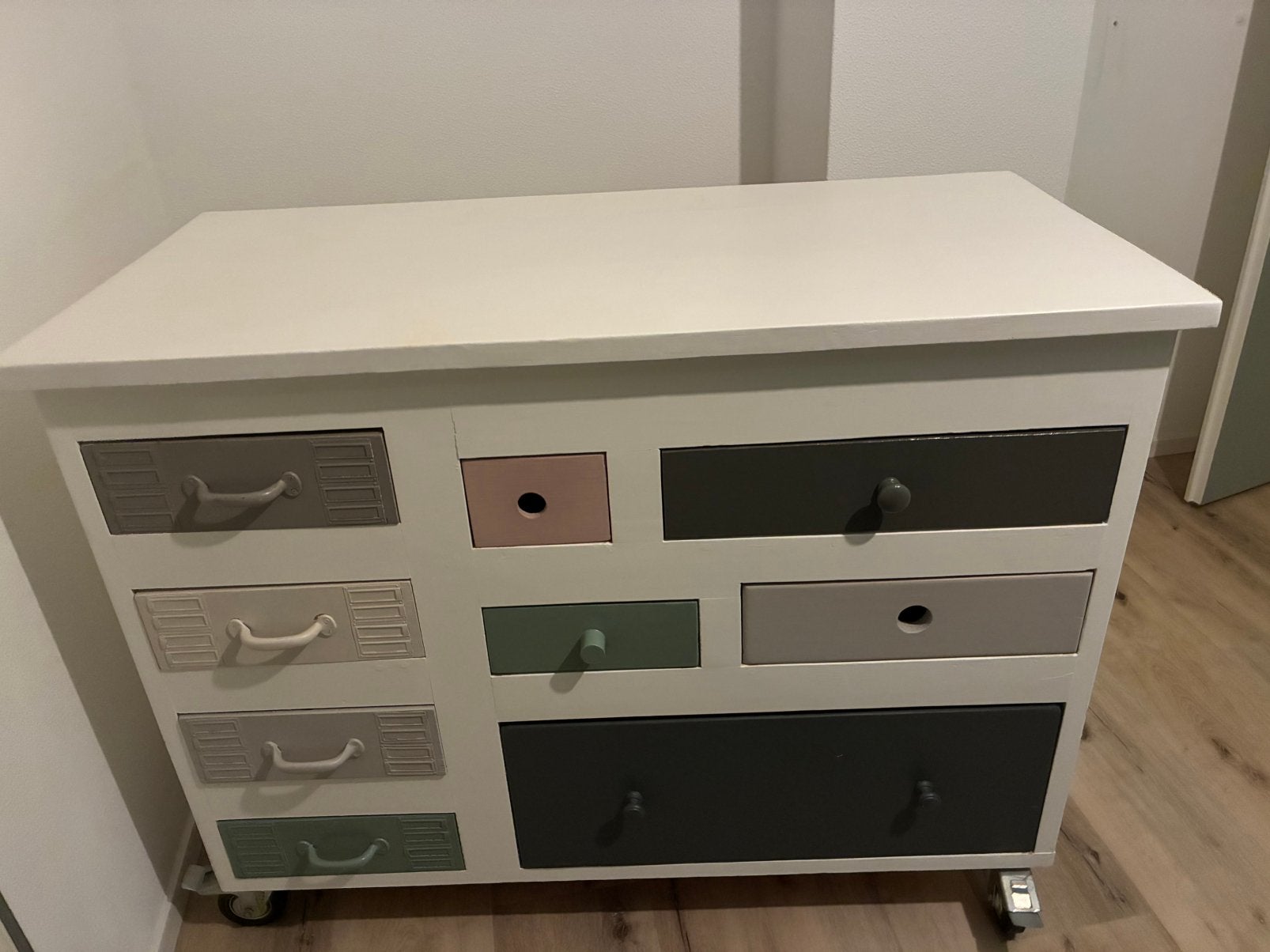 Handgemaakte commode/dressoir met lades van oude kasten, Ophalen, Vintage - industrieel in nieuw jasje, 100 tot 150 cm, 5 laden of meer