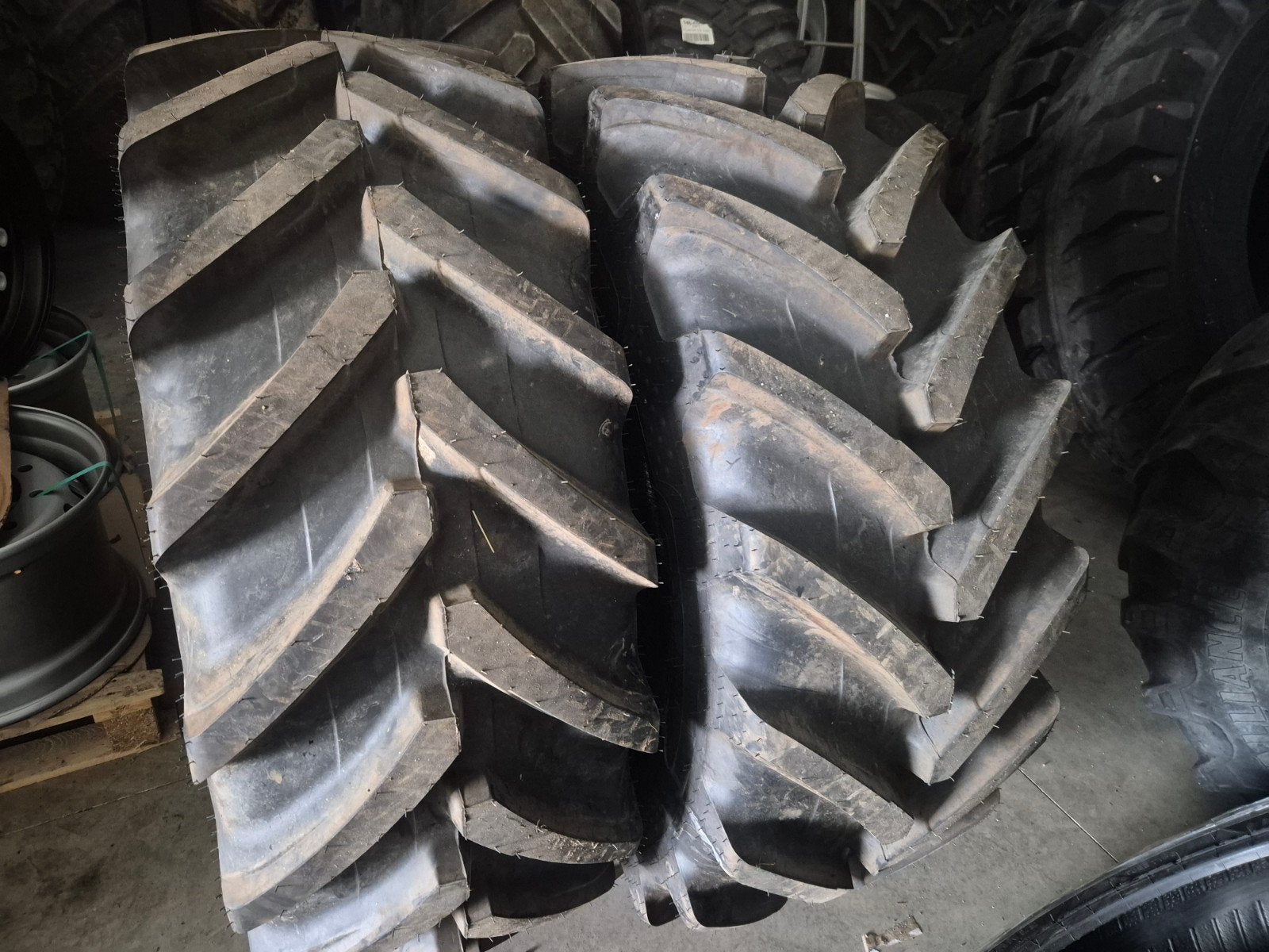 Demo banden 480 70r28 Alliance, Ophalen