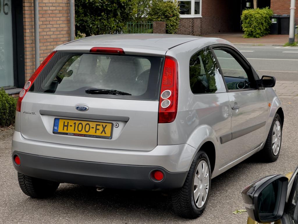 Ford Fiesta 1.3-8V CHAMPION AIRCO (bj 2006), 1299 cc, 4 cilinders, Handgeschakeld, Grijs