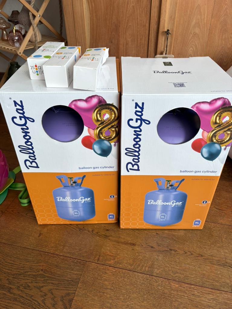 Helium tanks, Ophalen, Versiering