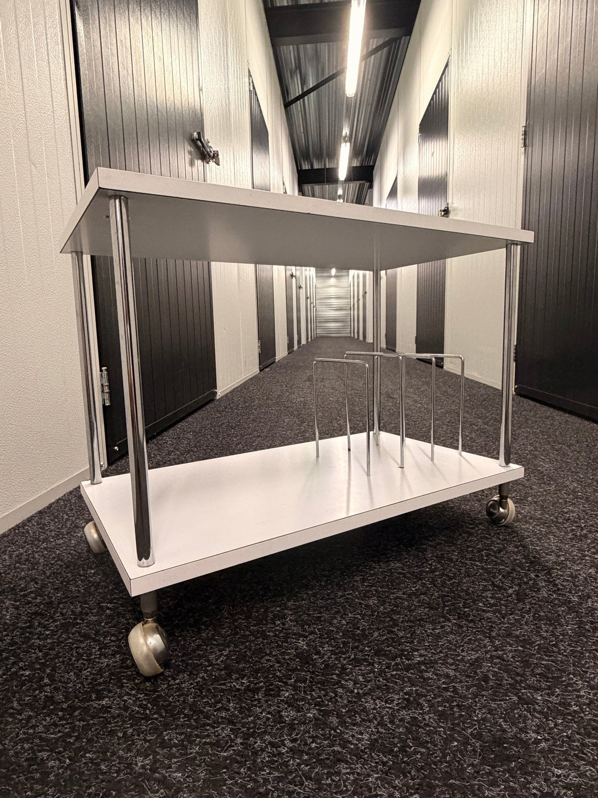 Witte CD/DVD-trolley met chromen poten en wielen, Ophalen, Gebruikt, Metaal, 25 tot 75 discs