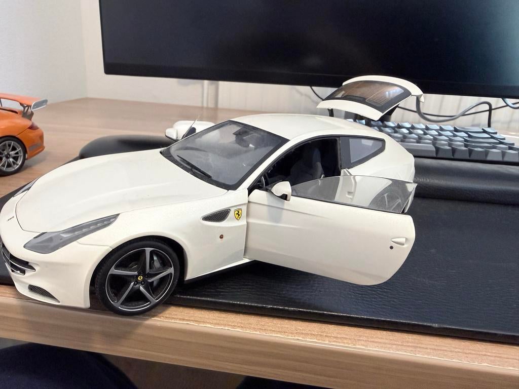 Witte Ferrari FF Modelauto Hotwheels 1:18, Ophalen of Verzenden, Zo goed als nieuw, Auto, Overige merken