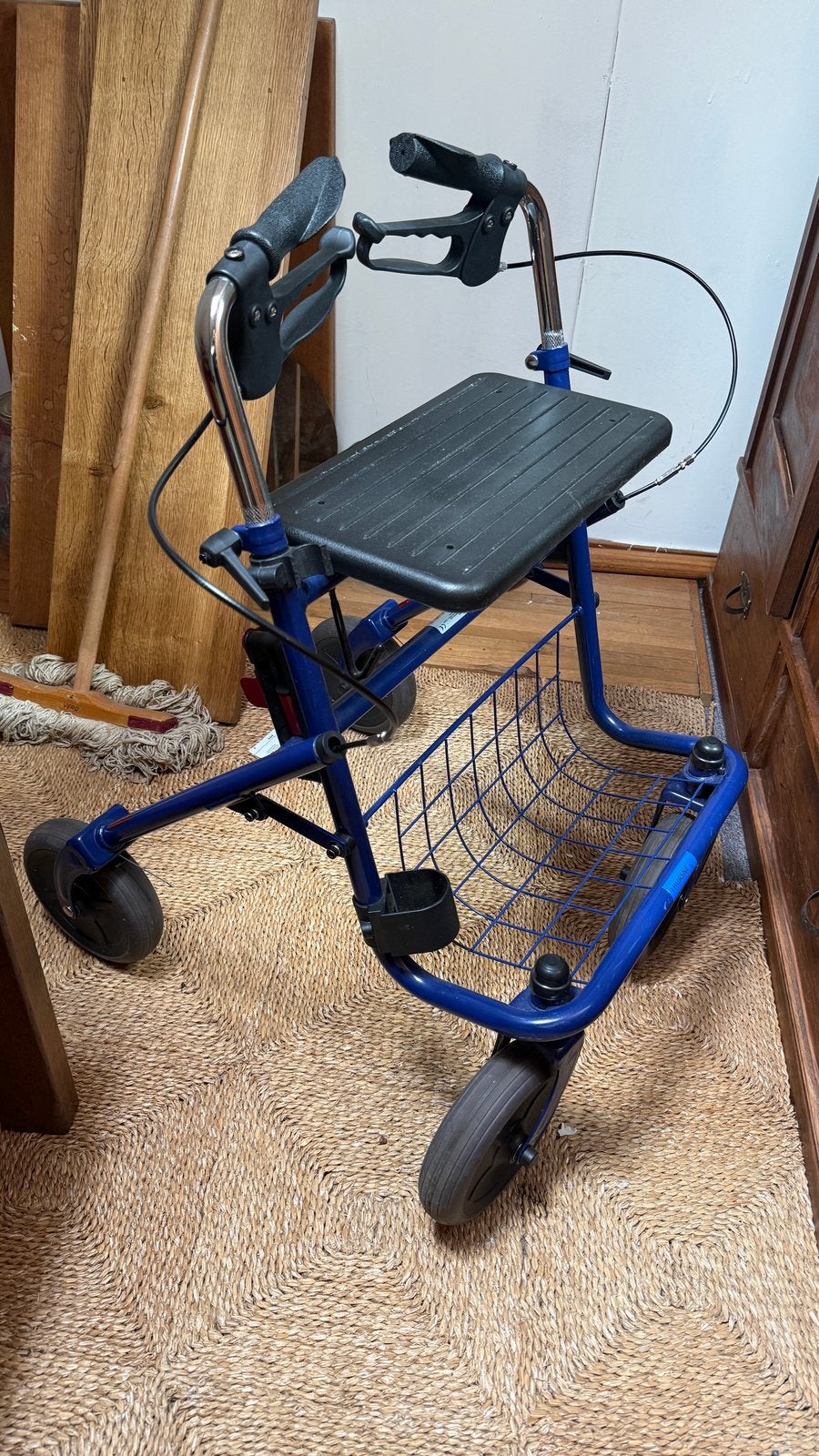 Rollator met zitje, dienblad en mand – blauw, Ophalen, Zo goed als nieuw