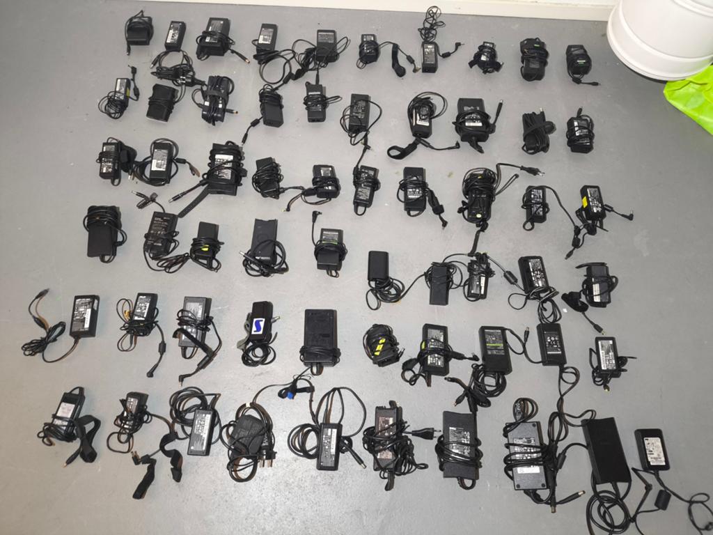Partij 60x hp/dell/Asus/Lenovo/ect. Opladers 19v 2Ah -7,2Ah, Computers en Software, Laptop-opladers, Ophalen of Verzenden