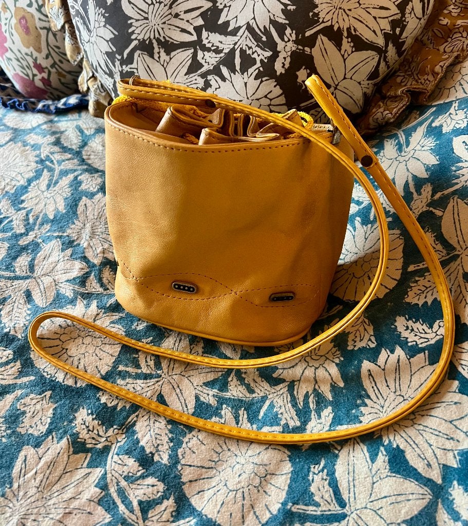 Vintage okergele buideltasje tasje schoudertasje leren tas, Sieraden, Tassen en Uiterlijk, Tassen | Damestassen, Ophalen of Verzenden
