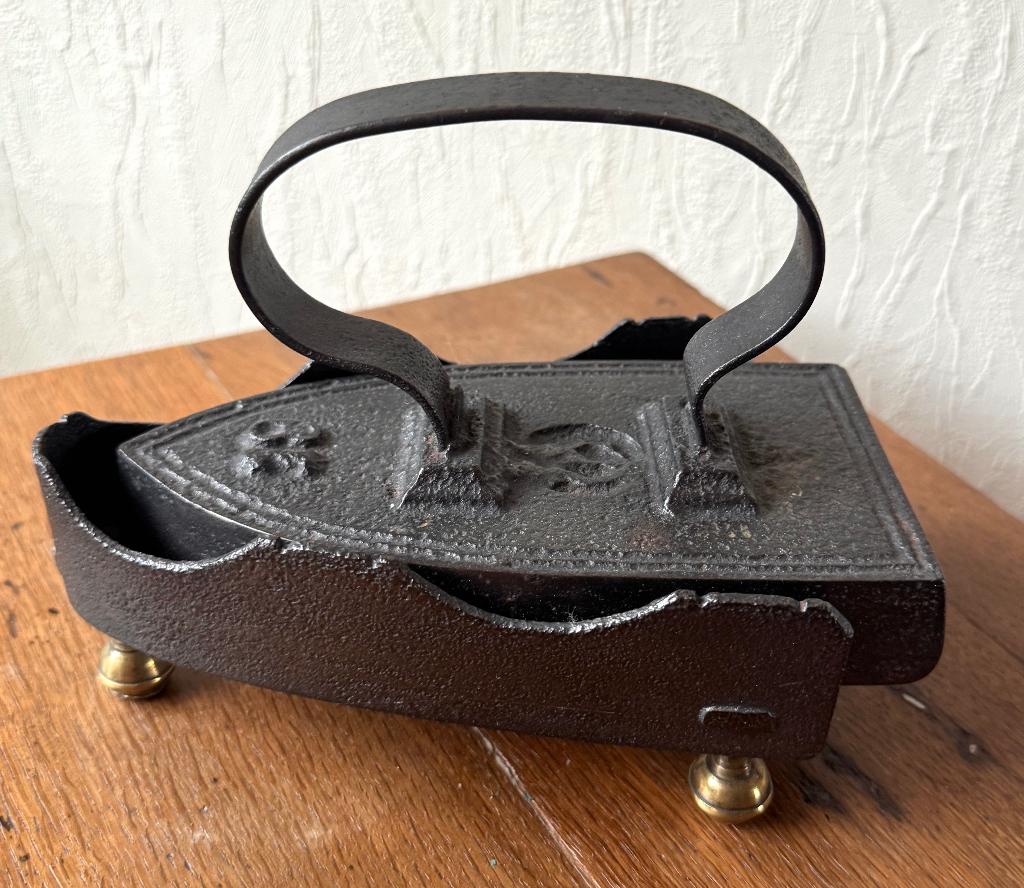 Karakteristiek antiek gietijzeren strijkijzer, Antiek en Kunst, Curiosa en Brocante, Ophalen of Verzenden