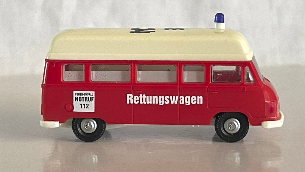 Brekina: Mercedes (Hanomag) Rettungswagen 112, Ophalen of Verzenden, Zo goed als nieuw, Bus of Vrachtwagen, Brekina