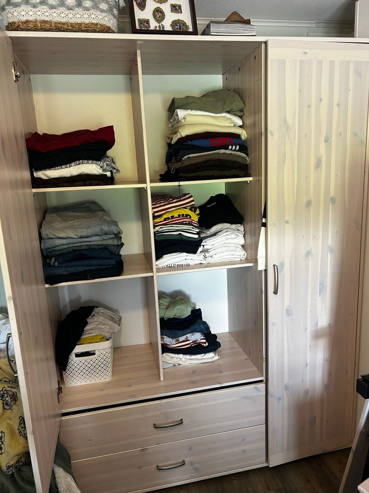 Foto 6 van 2 white wash kledingkasten, 2 ladekastjes en buro - Dordrech