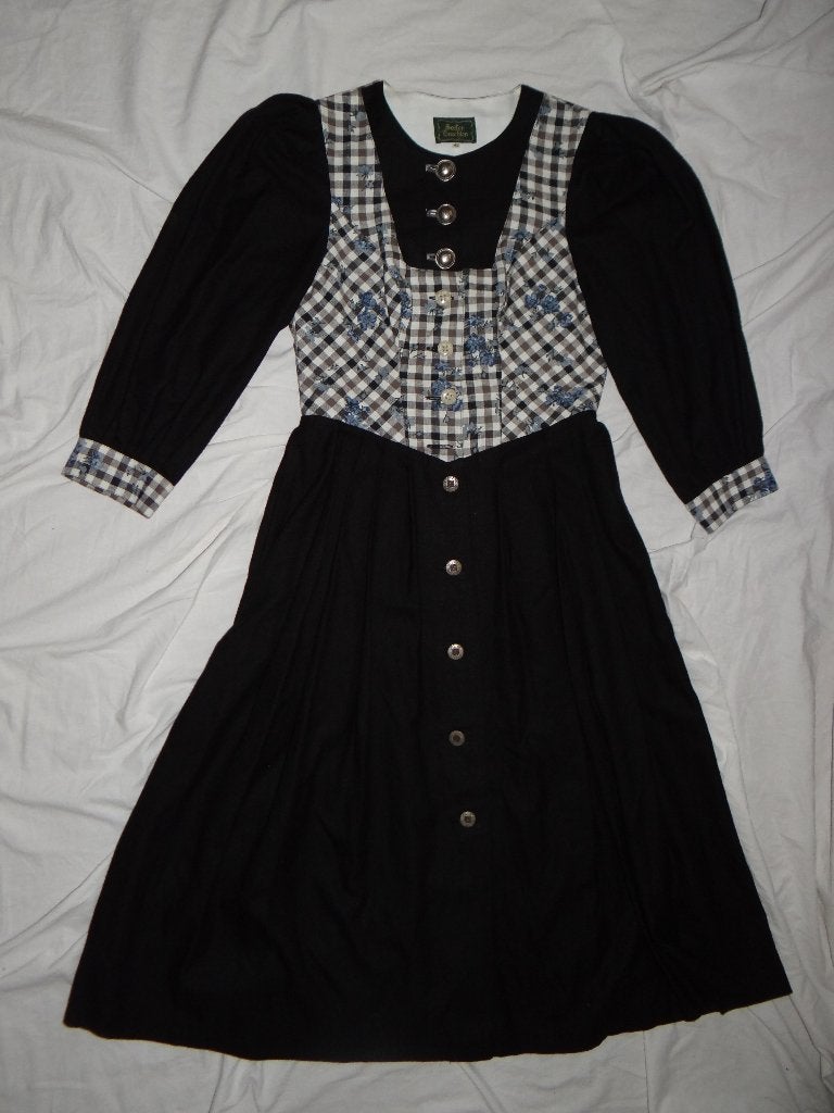 Mooie zwart/wit/blauw gebloemde TIROLER/DIRNDL jurk, Maat 38/40 (M), Carnaval, Ophalen of Verzenden, Kleding
