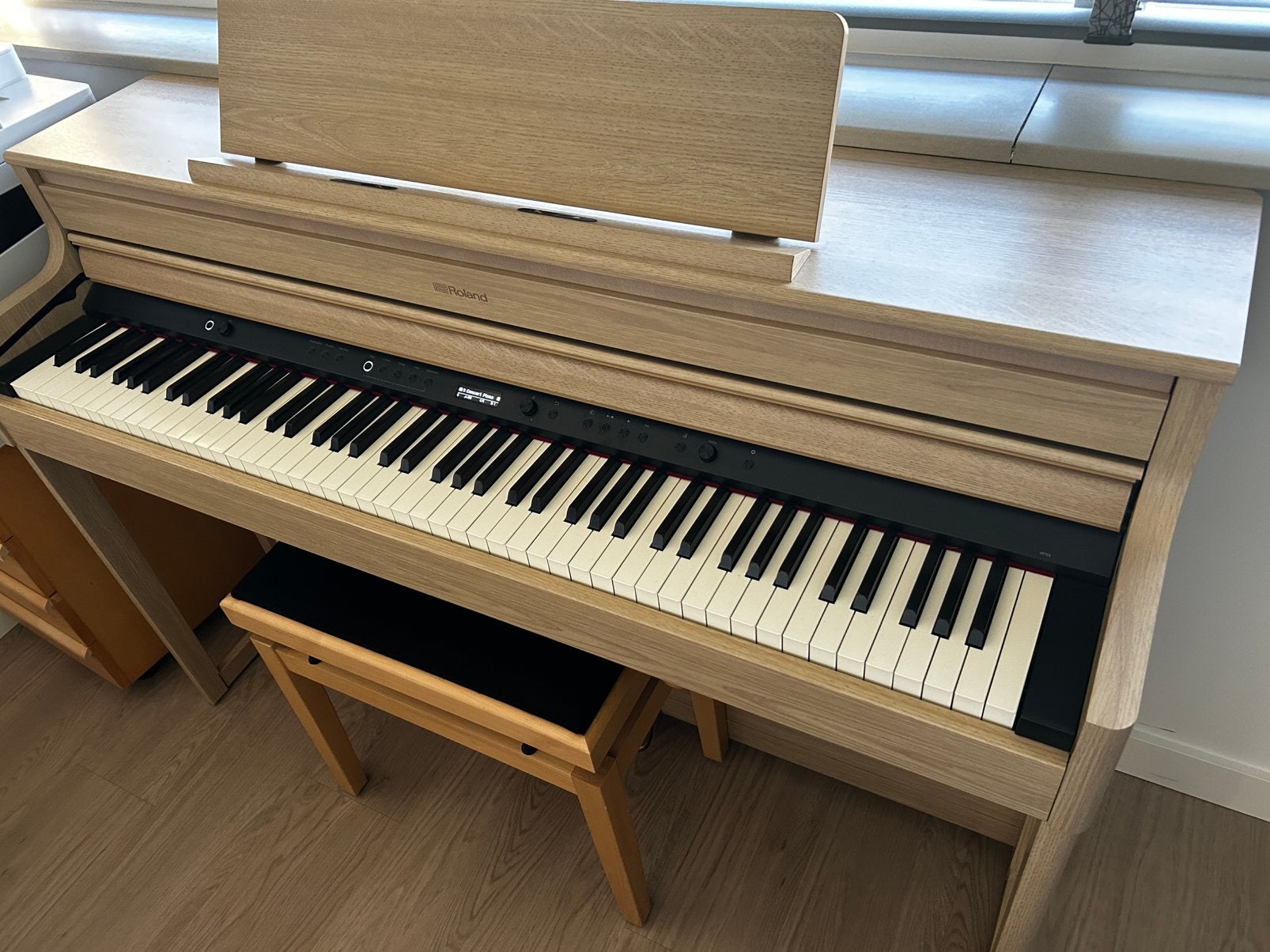 Roland HP704 digitale piano kleur light oak. Top conditie., Muziek en Instrumenten, Piano's, Ophalen, Zo goed als nieuw, Overige kleuren