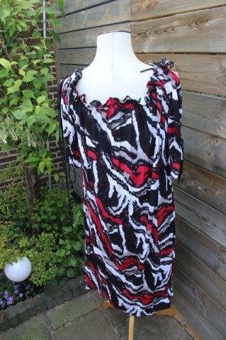 Jurk zwart/ rood/ wit Magna mt 44/46 cold shoulder Vaste AAN, Zwart, Maat 42/44 (L), Ophalen of Verzenden, Knielengte