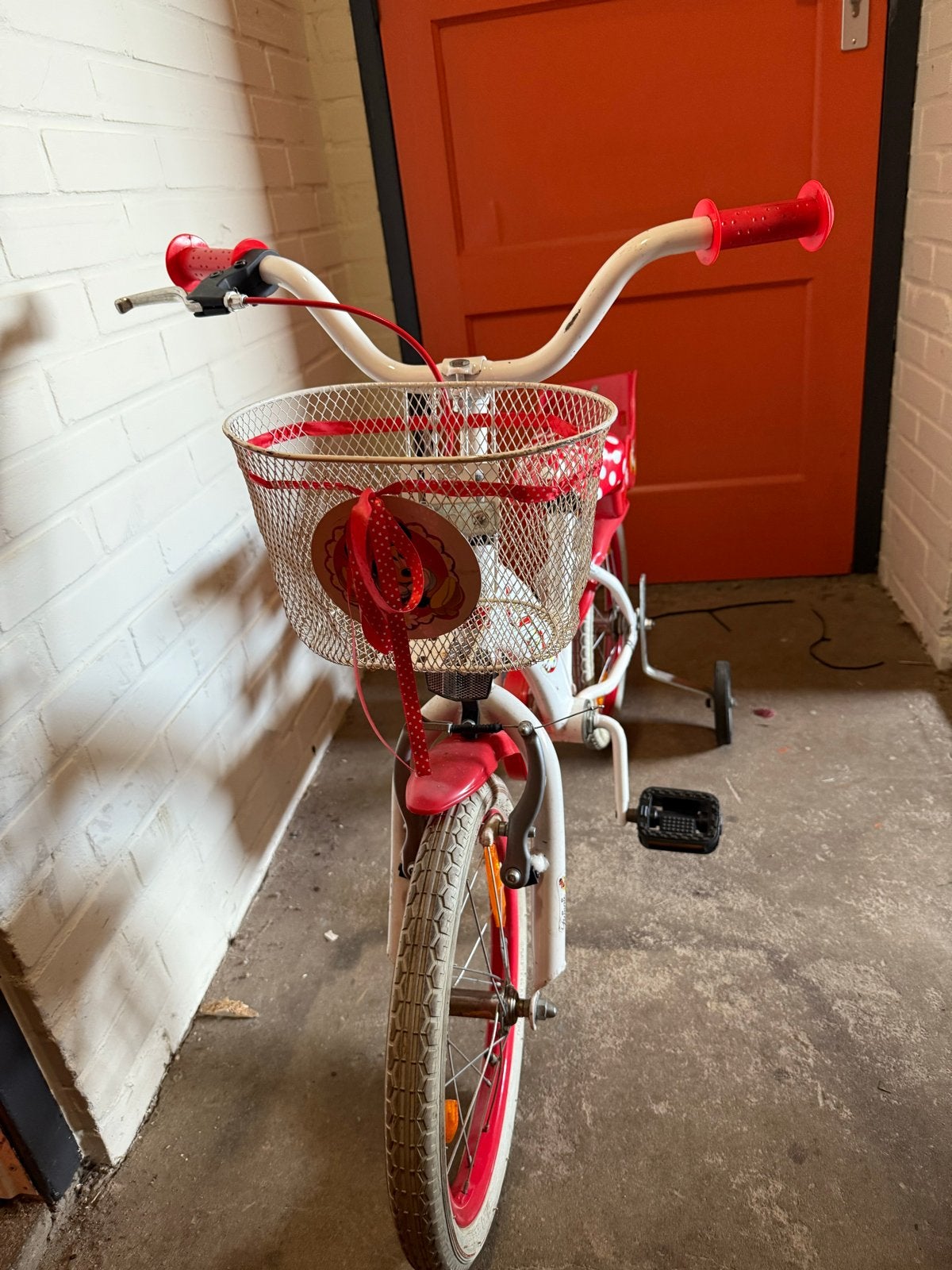Kinderfiets rood/wit met zijwieltjes en mandje, Fietsen en Brommers, Fietsen | Kinderfietsjes, Ophalen, Zijwieltjes, Velgrem, 16 tot 20 inch