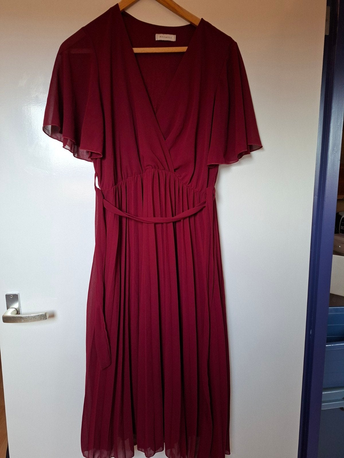 Promiss midi bordeauxrode jurk met plooien, Kleding | Dames, Jurken, Promiss, Maat 42/44 (L), Ophalen of Verzenden, Zo goed als nieuw
