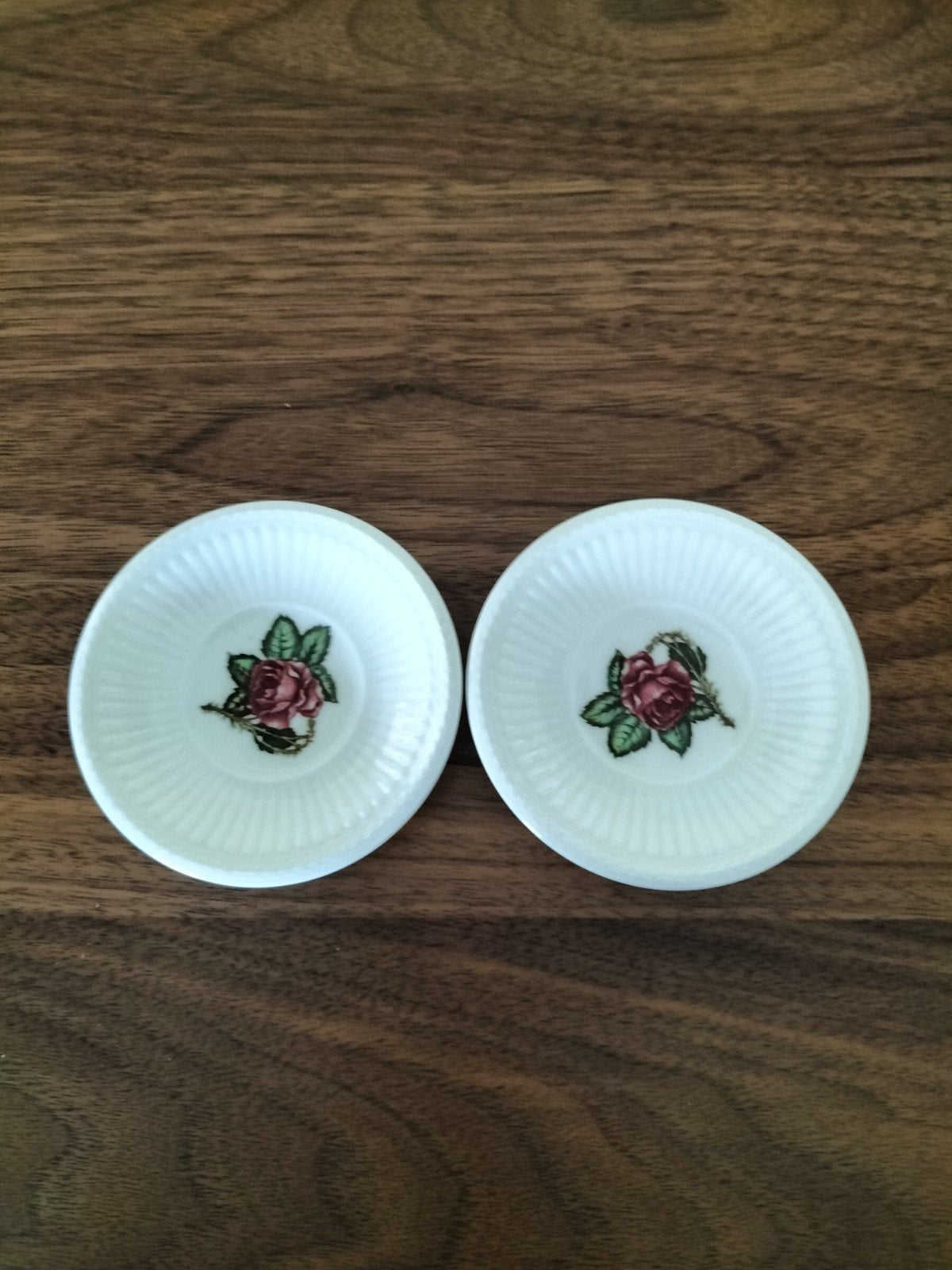 2 Wedgewood Moss Rose schaaltjes 9 cm, Huis en Inrichting, Keuken | Servies, Ophalen, Zo goed als nieuw, Aardewerk, Schaal of Schalen