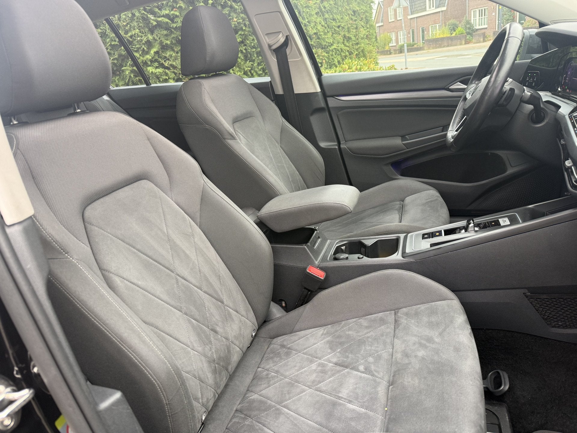 Volkswagen Golf 1.5 eTSi First Edition, Panoramadak | Camera, Auto's, 4 cilinders, 150 pk, Alcantara, Zwart