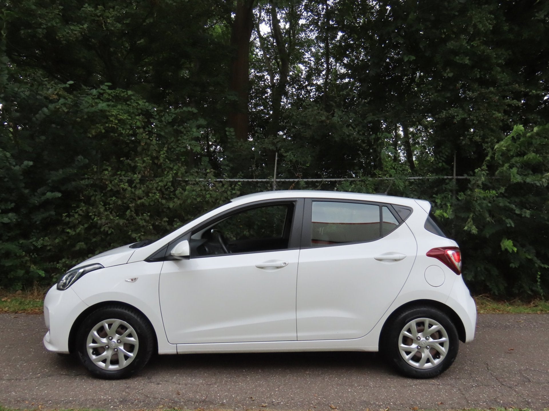 Hyundai I10 1.0i Comfort *1e EIG *NAVI *CARPLAY, Dealer onderhouden, Stof, Gebruikt, 4 stoelen