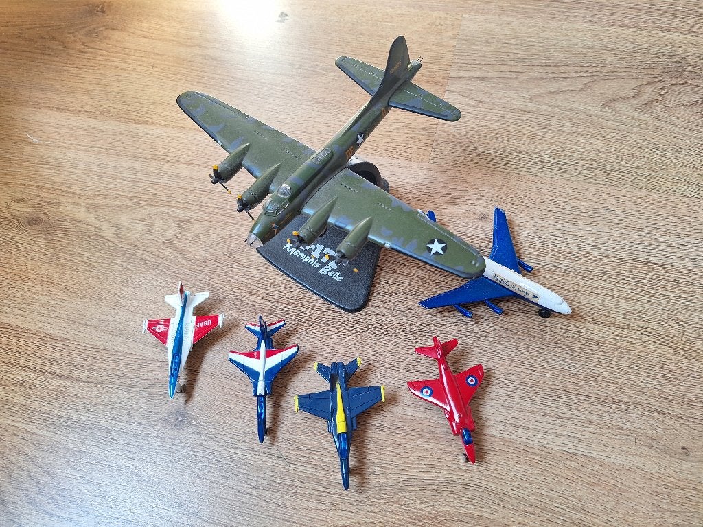Lot Diecast kleine vliegtuigen B-17 Memphes Belle, F16, Jagu, Overige merken, 1:200 of kleiner, Ophalen of Verzenden, Zo goed als nieuw