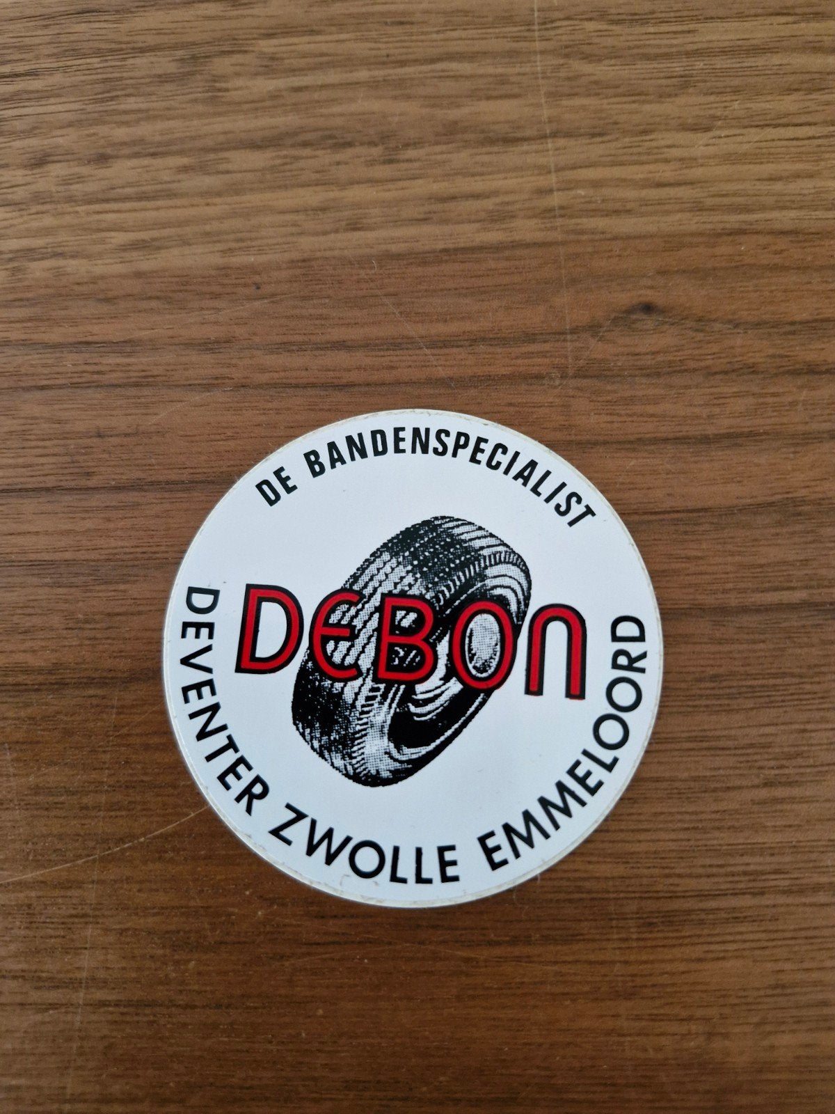 9864 Vintage De Bon Bandenspecialist sticker, Ophalen of Verzenden, Gebruikt, Bedrijf of Vereniging