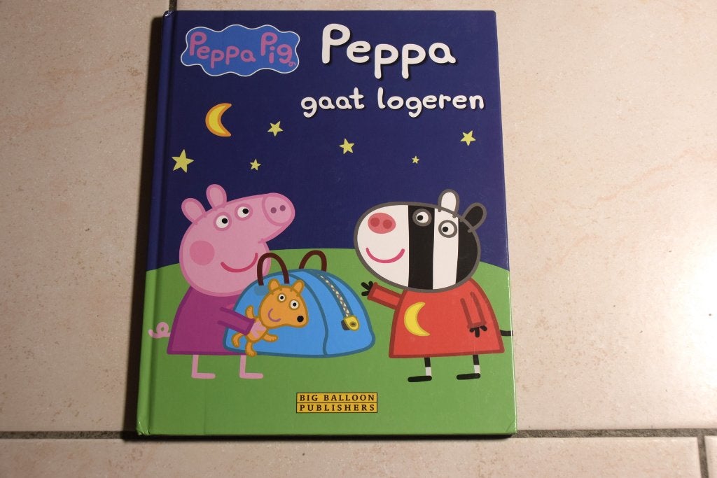 Peppa Pig Peppa gaat logeren / Neville Astley  , Boeken, Kinderboeken | Kleuters, Ophalen of Verzenden, Zo goed als nieuw, Fictie algemeen