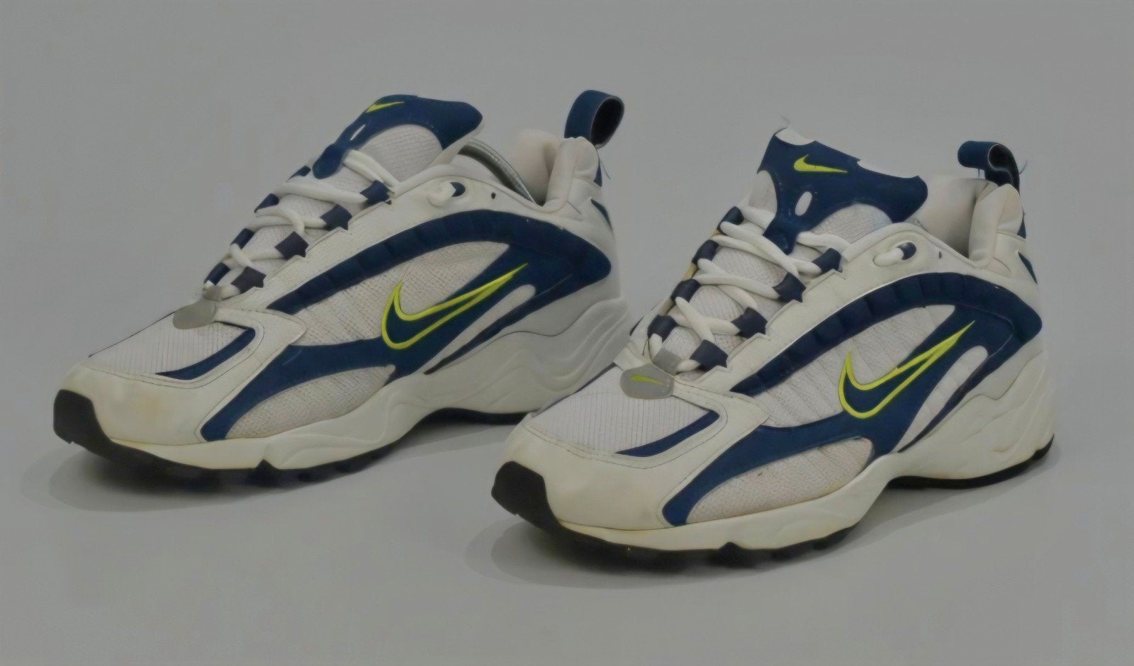 GEZOCHT: Nike Attest, Wit, Nike, Ophalen of Verzenden, Sneakers of Gympen