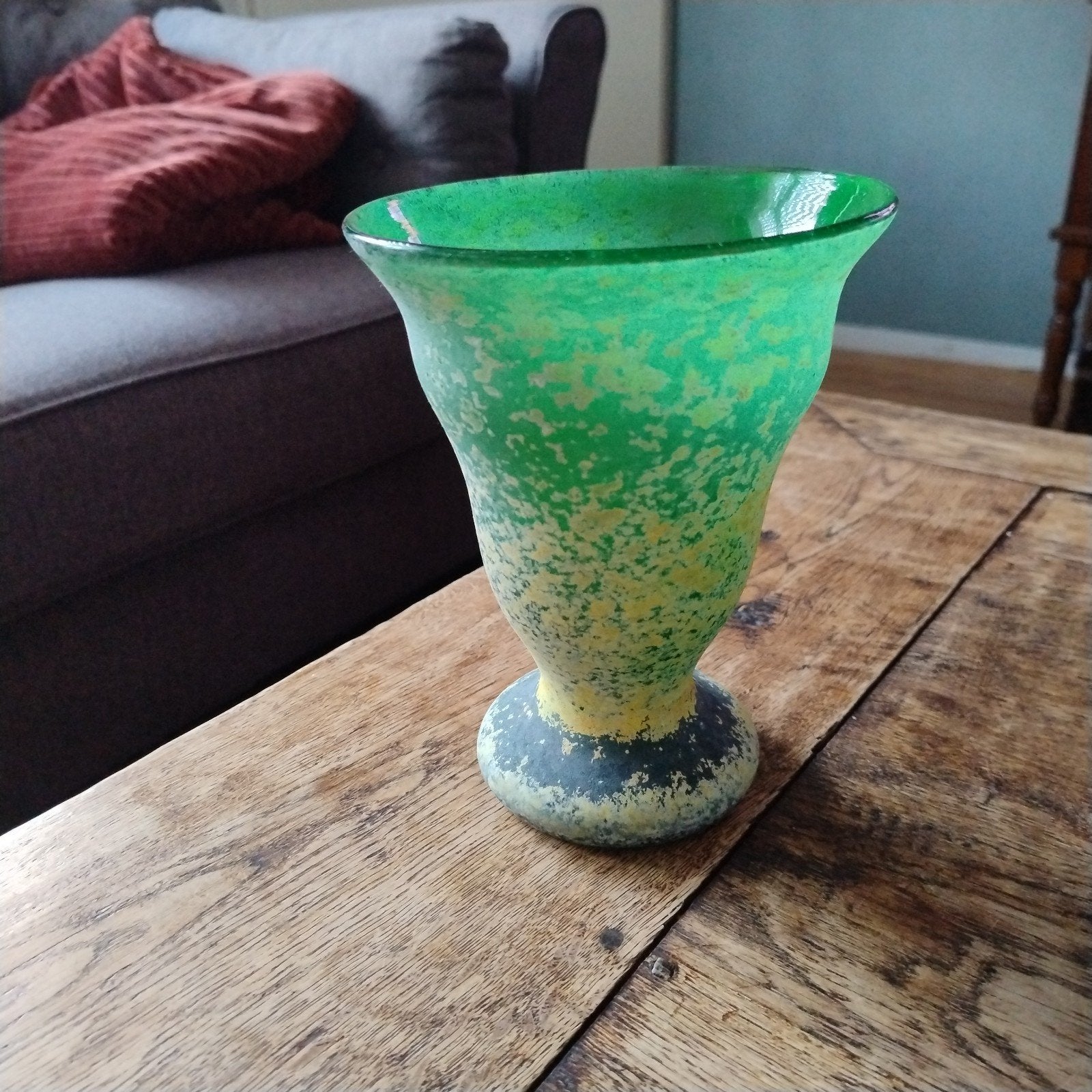 Oude groene vaas met gespikkeld patroon, Ophalen of Verzenden