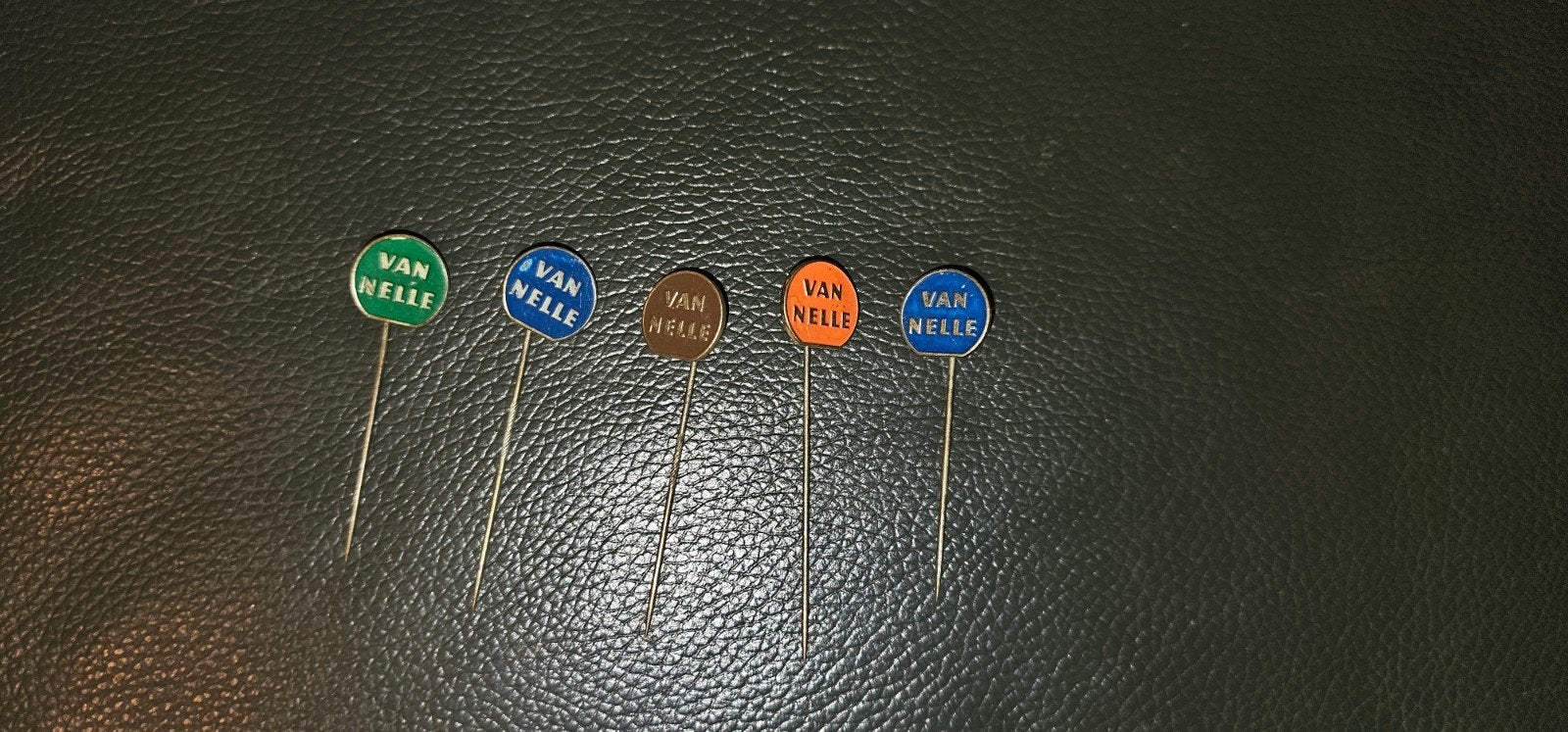 5 Van Nelle Speldjes in diverse kleuren - Vintage Collectie, Ophalen of Verzenden