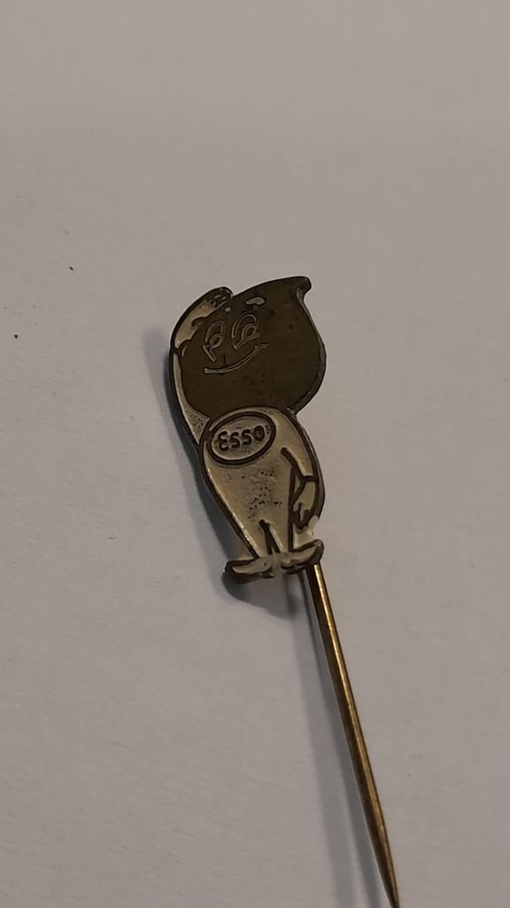 Vintage Esso Boy Speldje - Zeldzaam Verzamelobject, Verzamelen, Verzenden, Gebruikt, Merk, Speldje of Pin