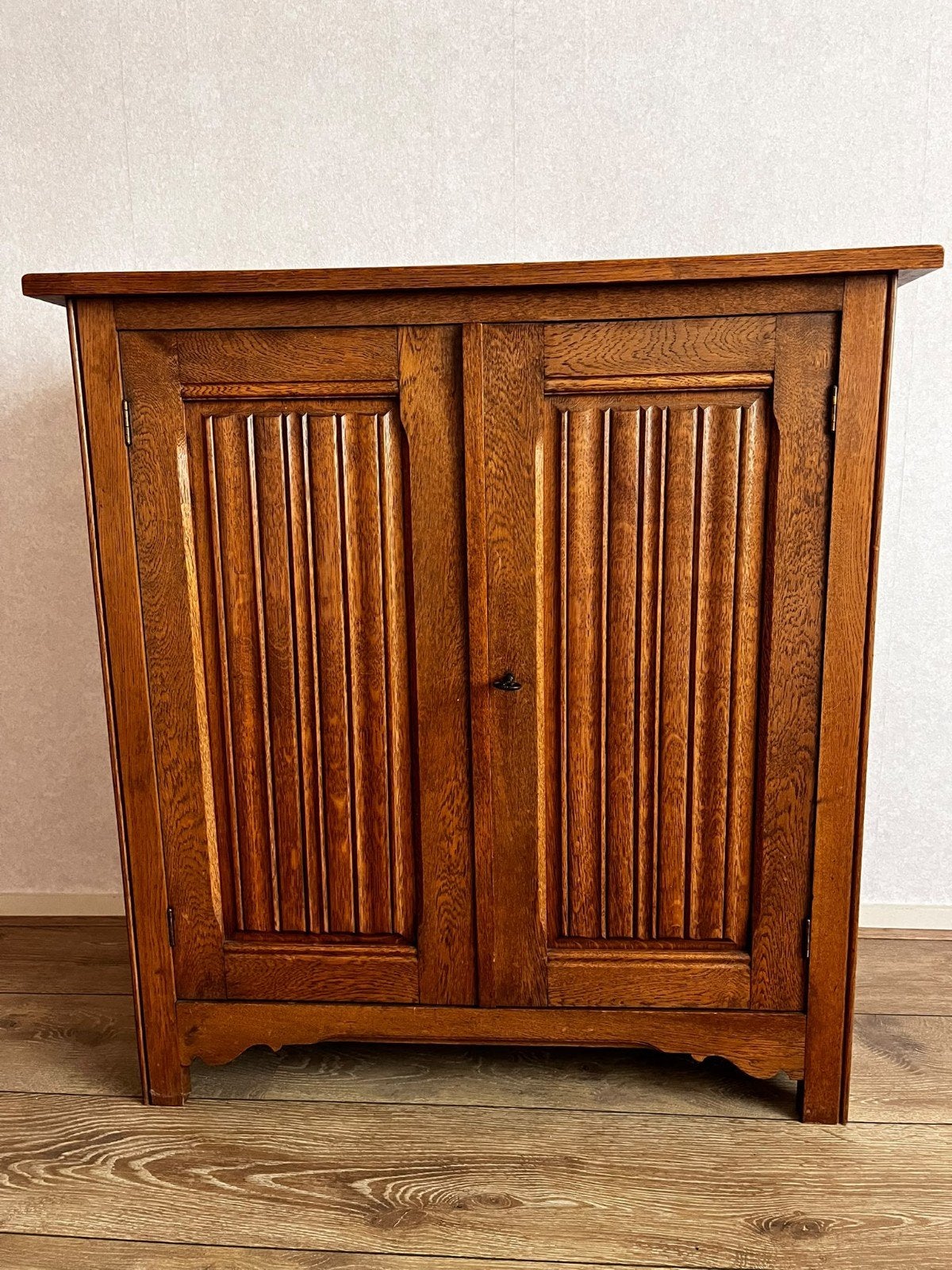 Oud houten kastje met twee deuren, Ophalen