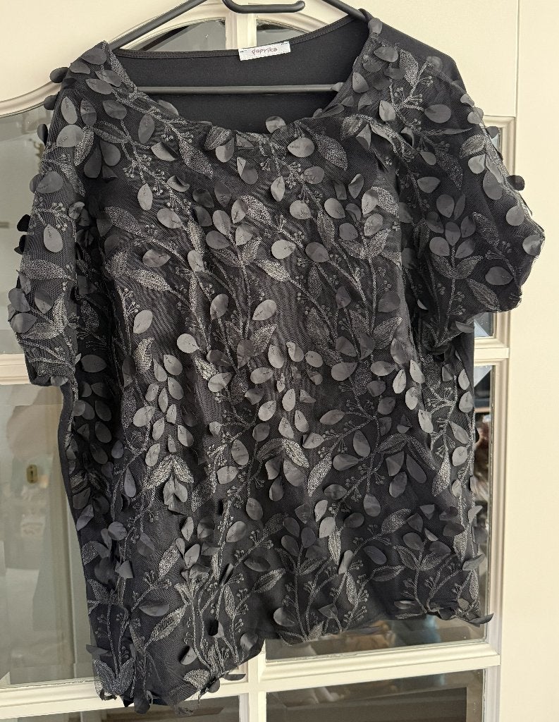 Paprika t-shirt zwart met bladeren maat M/L, Zwart, Maat 42/44 (L), Ophalen of Verzenden, Korte mouw