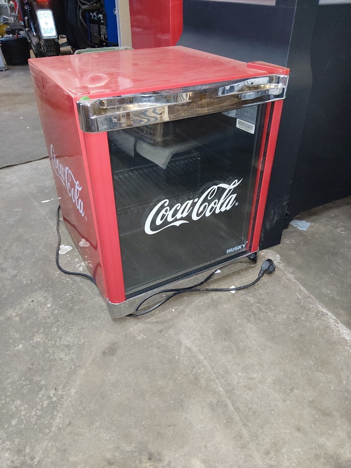 Coca-Cola Husky Mini Koelkast - Perfect voor Drankjes, Ophalen, Minder dan 75 liter, Zonder vriesvak, Gebruikt