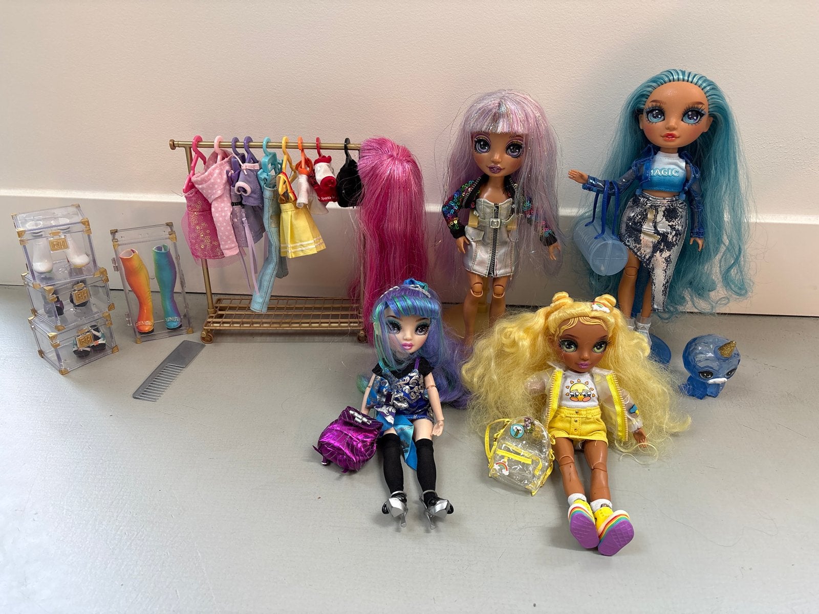 Rainbow High poppen set met kledingrek en accessoires, Ophalen, Gebruikt, Overige typen